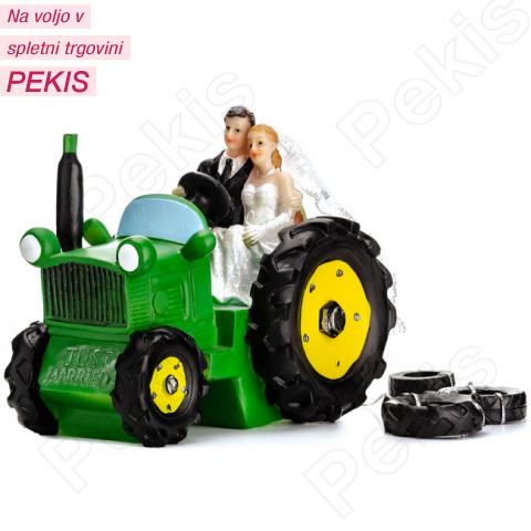 Poročni par na traktorju