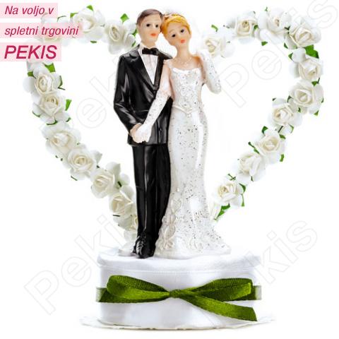 Poročni par v srčku z belimi vrtnicami