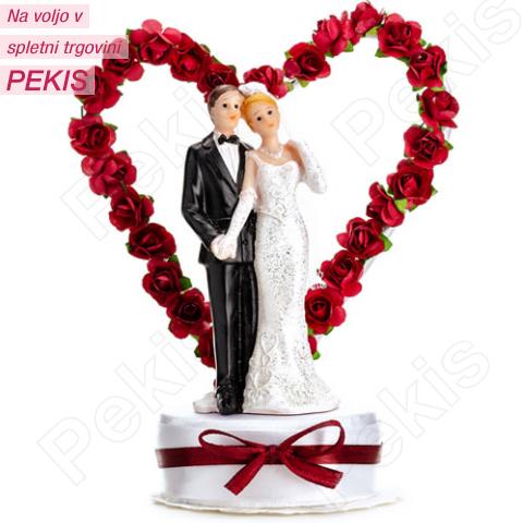 Poročni par v srčku z rdečimi vrtnicami