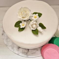 Sladkorni šopek (15cm) bele vrtnice in bele rožice z listki