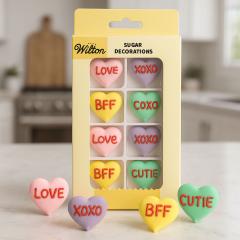 Wilton sladkorni okraski Ljubezenska sporočila za torte (8 kosov) Wilton sladkorni okraski Ljubezenska sporočila za torte (8 kosov)