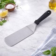 Široka kuhinjska lopatica za popoln nadzor pri obračanju hrane