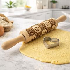 Lesen valjar za dekoracijo SRCE 16/33 cm – brezčasni vzorci z občutkom topline