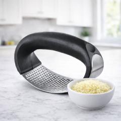 Stiskalnica za česen zibelka – popoln okus česna z enim gibom