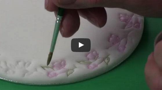 Enostaven prikaz barvanja odtisnih vzorcev na torti